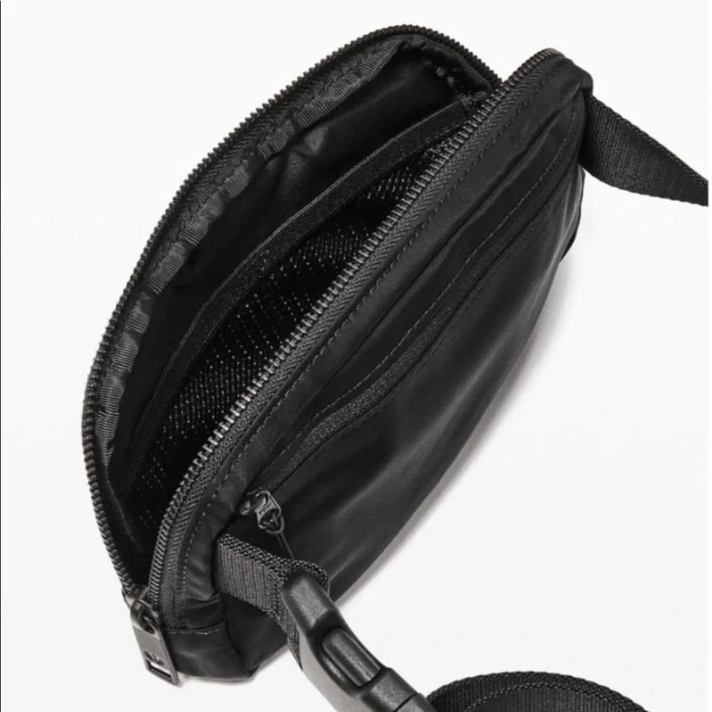 LAST ONE NWT Lululemon Everywhere Belt Bag in matte black Rare - Picture 8 of 10